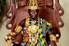 Este rege în Africa și lucrează într-un service Auto în Germania. Își conduce triburile prin Skype Este rege în Africa și lucrează într-un service Auto în Germania. Își conduce triburile prin Skype